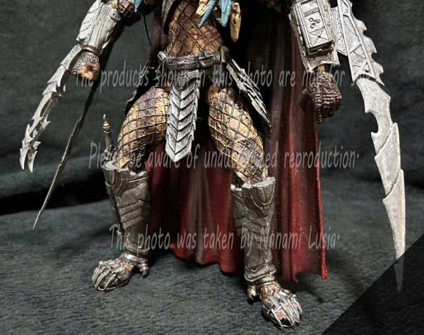 映画プレデターに登場するプレデターとは違い、エルダープレデターは赤いマントを付けている