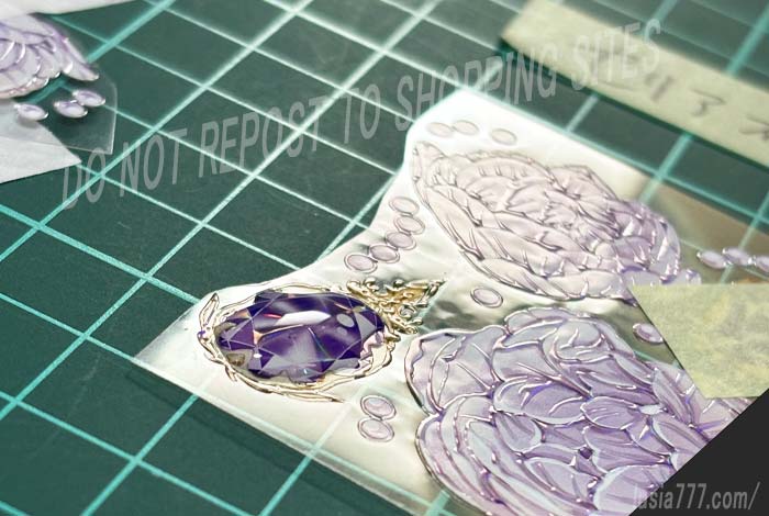 セリアの布用接着剤を海外マステの上から塗ったところ。すこしだけ膨らんでいます。これを3回繰り返し、ぷっくりシールを自作していきます。