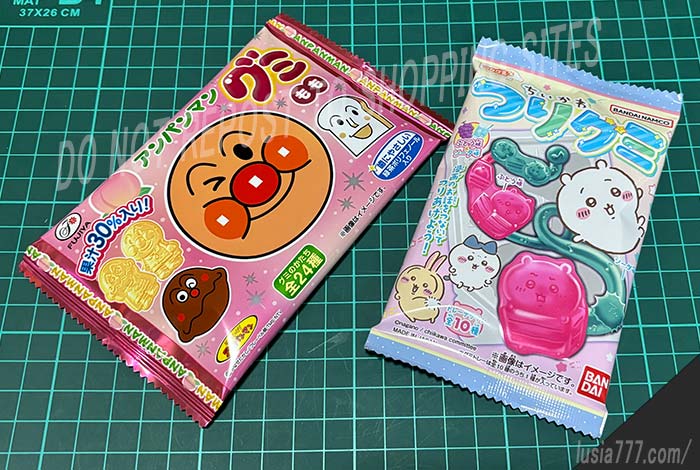 ちいかわやアンパンマンのグミのお菓子。トレーにグミが入っているもので、そのトレーがハンドメイドに生かせそうである。