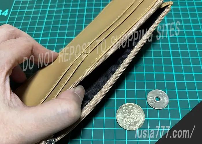 ダイソーのコンパクト財布。かなりの薄型。カードも4枚収納できる。色は、ベージュ、グレー、黒の3種類ありました。