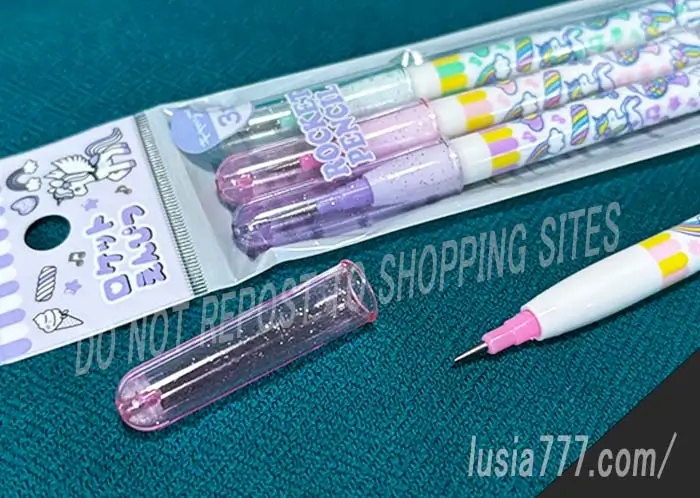 ダイソーで売っているロケットペンシルは3本入り。えんぴつ削り不要なのがメリット。