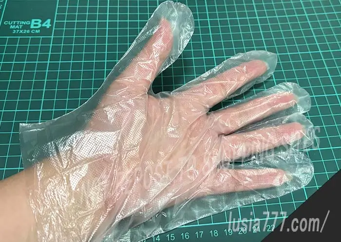 ダイソーの備蓄手袋を装着した様子。フリーサイズだけど、手首のところは短め。