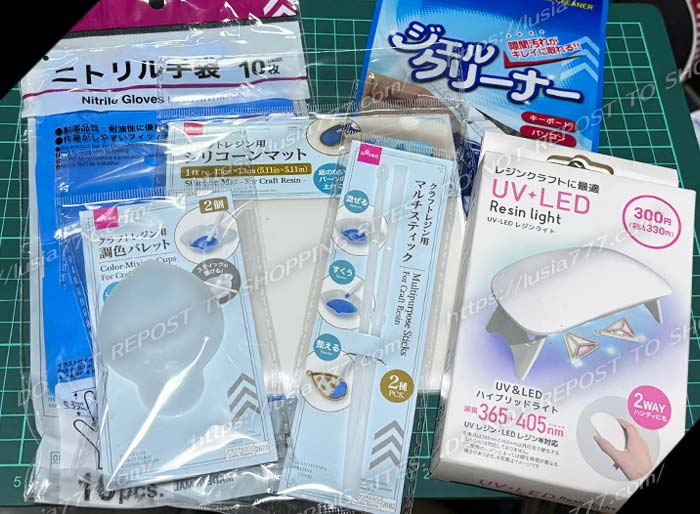 ダイソーで取り扱っているレジン用のクラフト商品。とても種類が豊富。　/ Craft supplies for resin available at Daiso. There is a huge variety.