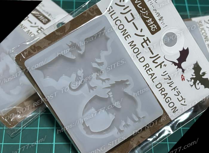 ドラゴンのシリコンモールド。セリアでは4種類を販売中。 / Silicone dragon moulds. Four varieties are currently available at Seria.