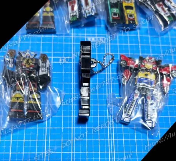 スーパー戦隊ロボのチャーム。横から見ると…？という写真。