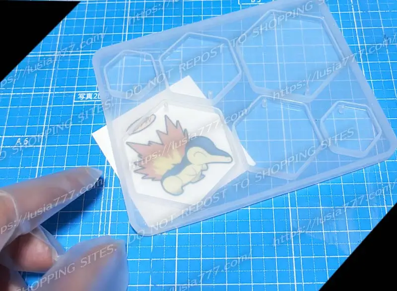 ポケモンのデコキャラシールでレジンキーホルダーを作る。 / Making resin key rings using Pokémon decorative character stickers.