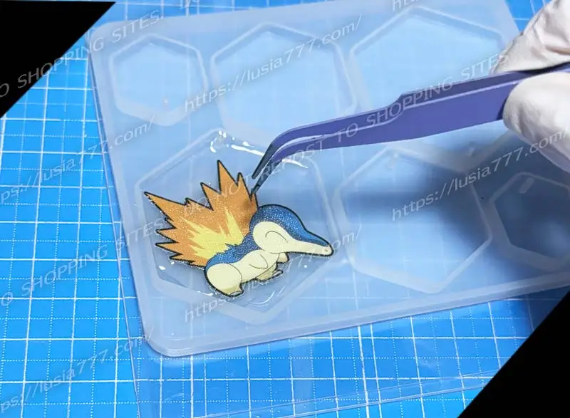 ヒノアラシをレジンで張り付けている写真。/ A photograph showing a Cyndaquil attached with resin.
