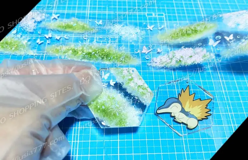 レジンプレートにクリアマスキングテープを貼る。 / Apply clear masking tape to the resin plate.