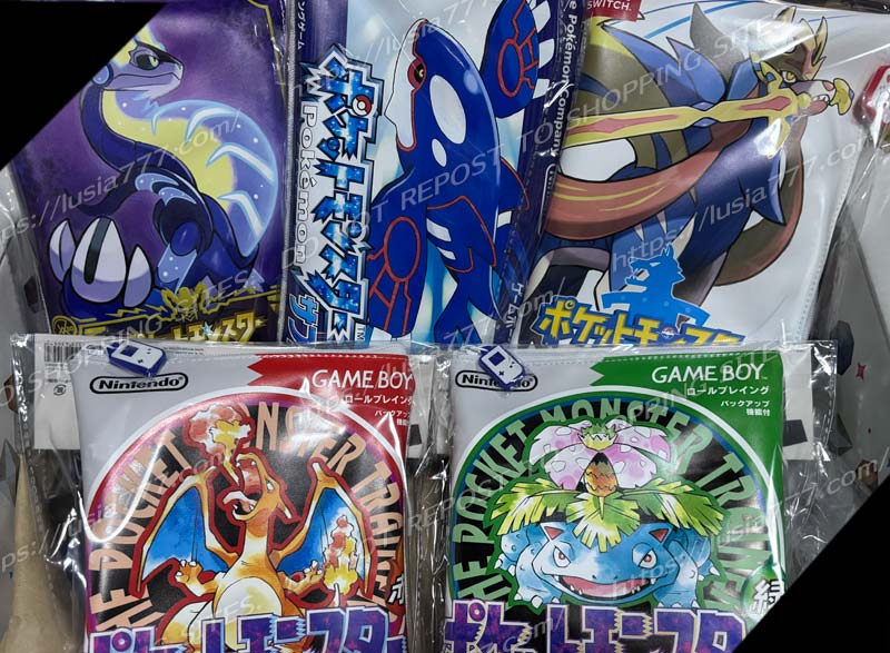 ポケモン30周年のTシャツは、ゲームソフトのパッケージのポーチ入り。/ The Pokémon 30th Anniversary T-shirt comes in a pouch featuring the game’s cover art.
