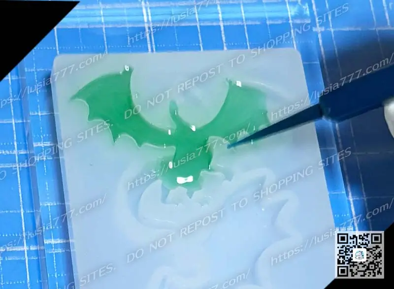 ドラゴンモールドにレジン液を入れる