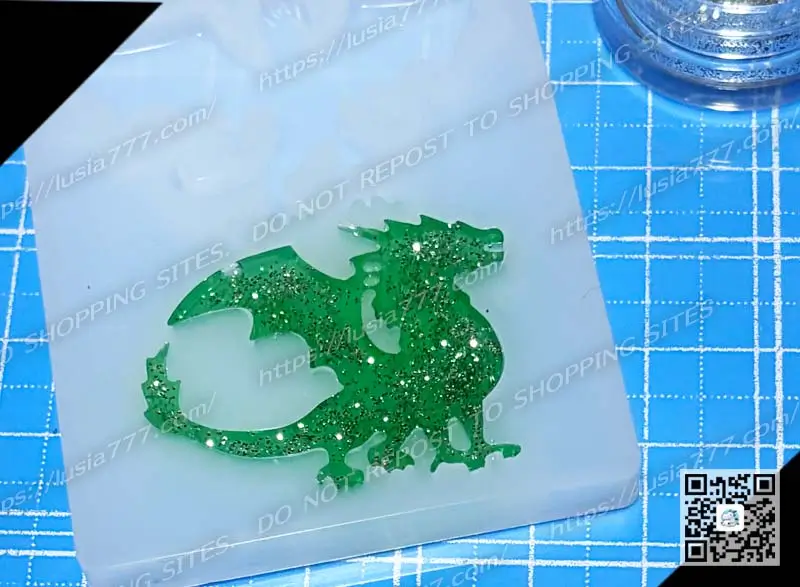 レジンクラフト。ドラゴンを作ろう！残念ながら気泡ができてしまった！