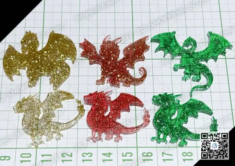 レジンドラゴンを作る。金色、赤色、緑色の小さなドラゴンが完成。
